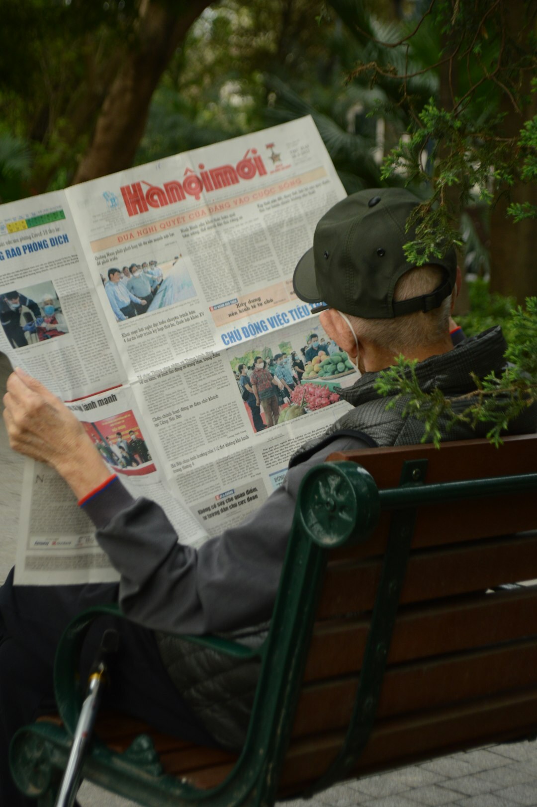 elderly people reading news